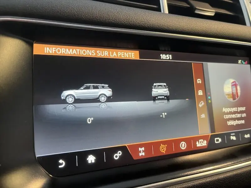 Affichage intérieur de l'écran tactile montrant un Range Rover Sport blanc en vue latérale et arrière avec informations sur la pente.