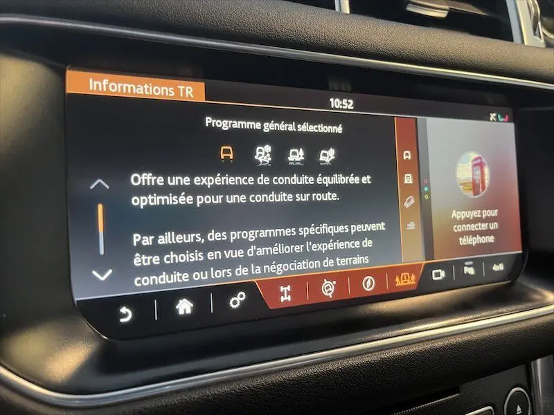 Écran tactile du tableau de bord du Range Rover Sport blanc 2018 affichant les options de conduite et connectivité.