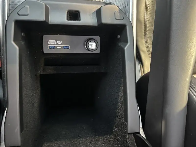 Vue rapprochée de la console centrale noire du Range Rover Sport 2018 montrant prises USB et allume-cigare.