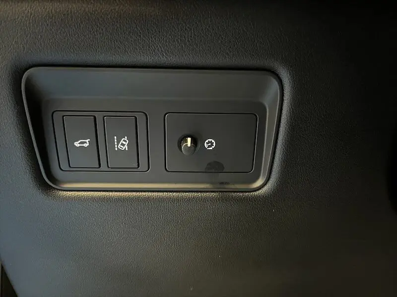 Panneau de commandes intérieures noires du Range Rover Sport 2018, avec boutons pour coffre et régulateur de vitesse.