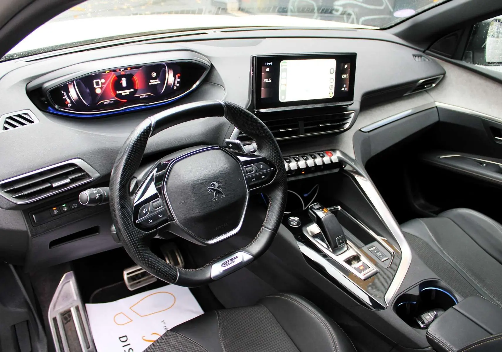 Intérieur noir du Peugeot 3008 2025, vue côté conducteur sur volant GT et tableau de bord numérique moderne.