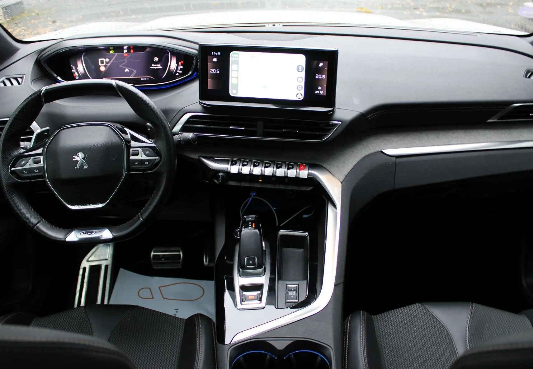 Intérieur noir du Peugeot 3008 2025, vue frontale sur le tableau de bord et la console centrale moderne avec écran tactile.