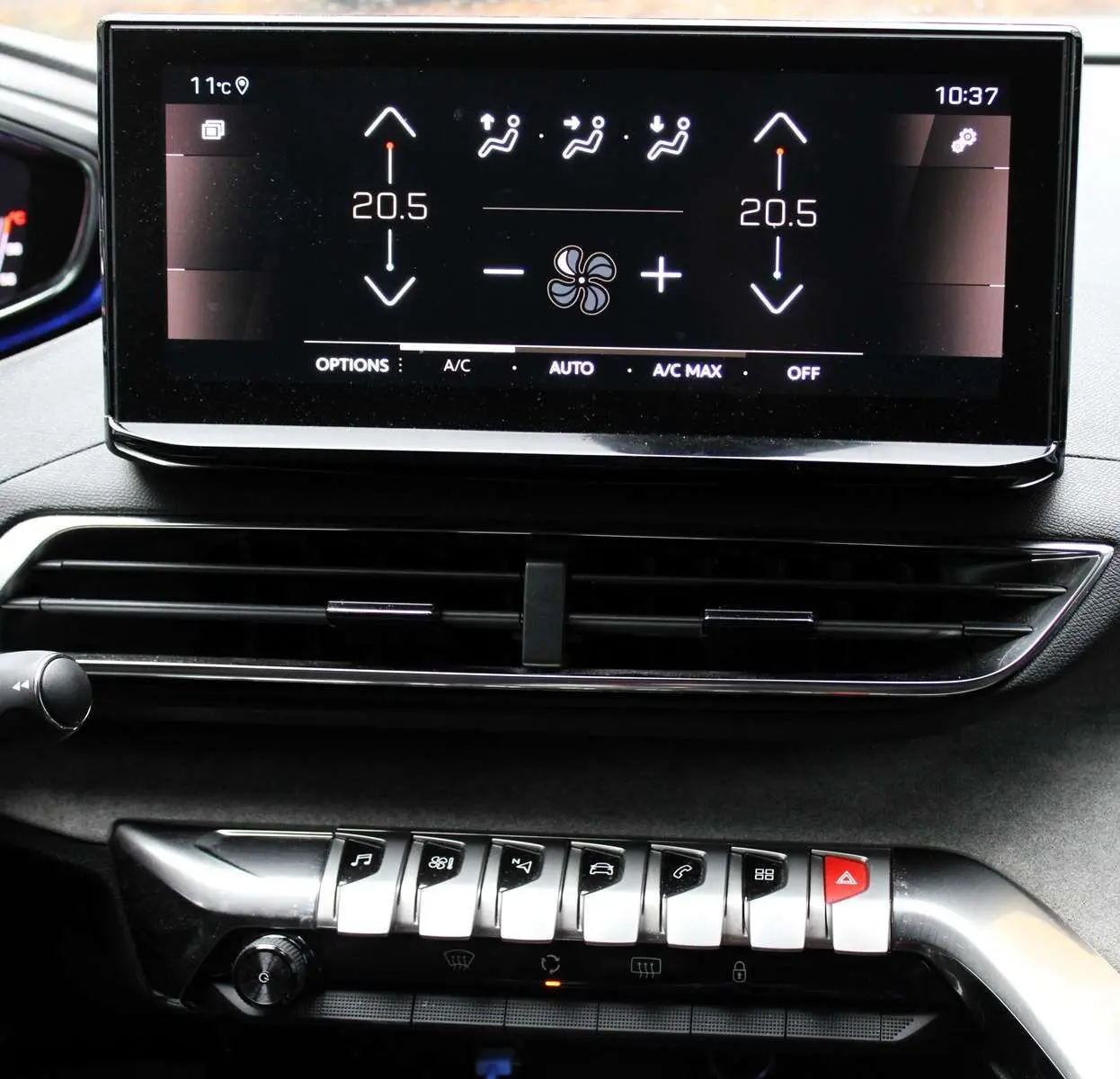 Détail du tableau de bord du Peugeot 3008 blanc nacré 2025 montrant l'écran tactile de climatisation et les commandes piano.