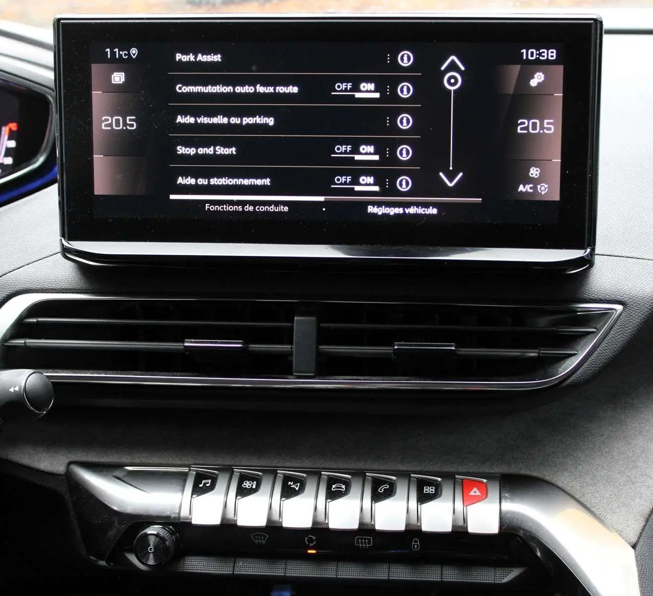 Écran tactile central du tableau de bord du Peugeot 3008 2025 avec commandes d'assistance à la conduite et climatisation.