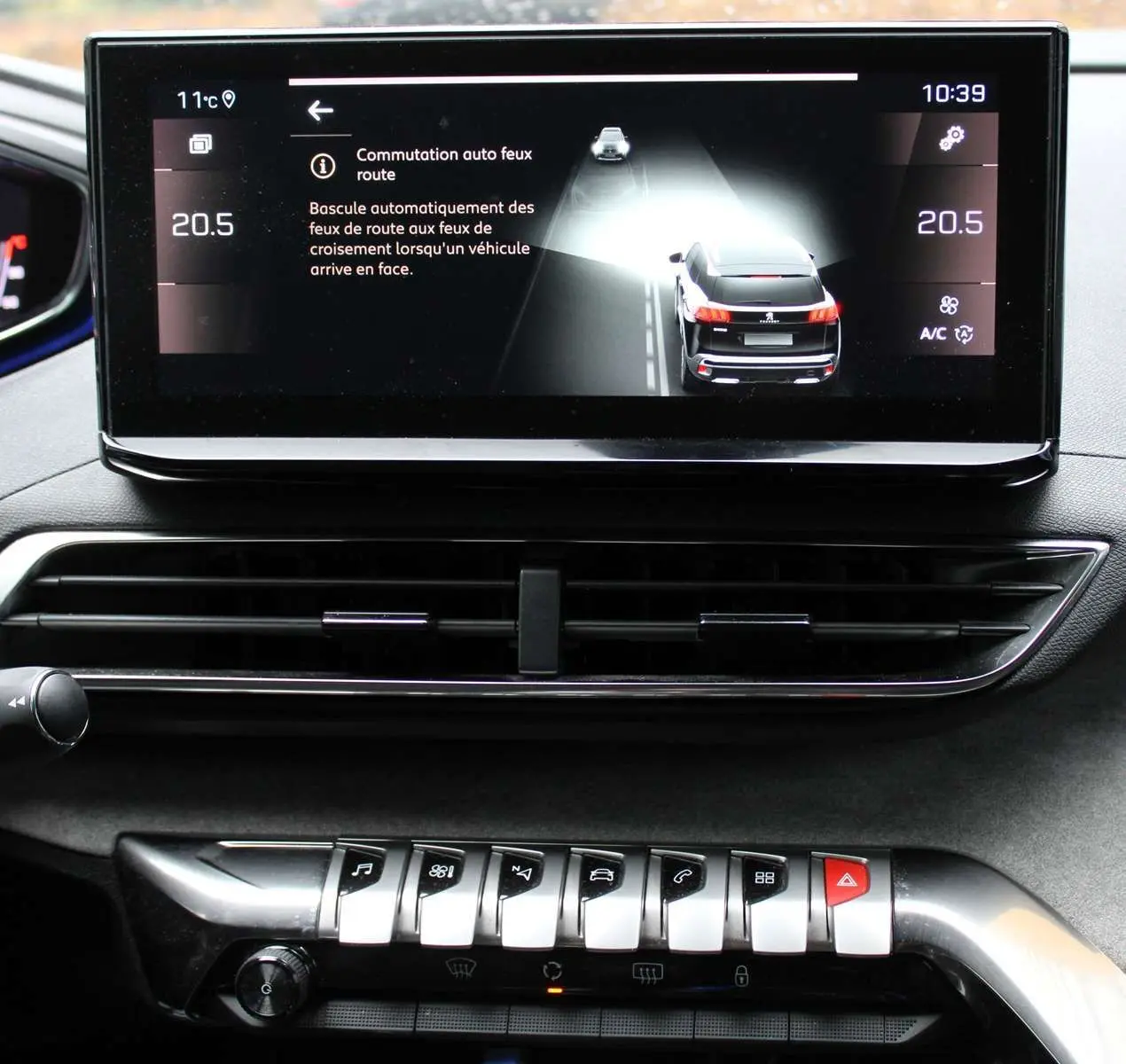 Écran central du tableau de bord du Peugeot 3008 2025 montrant l'activation automatique des feux de route