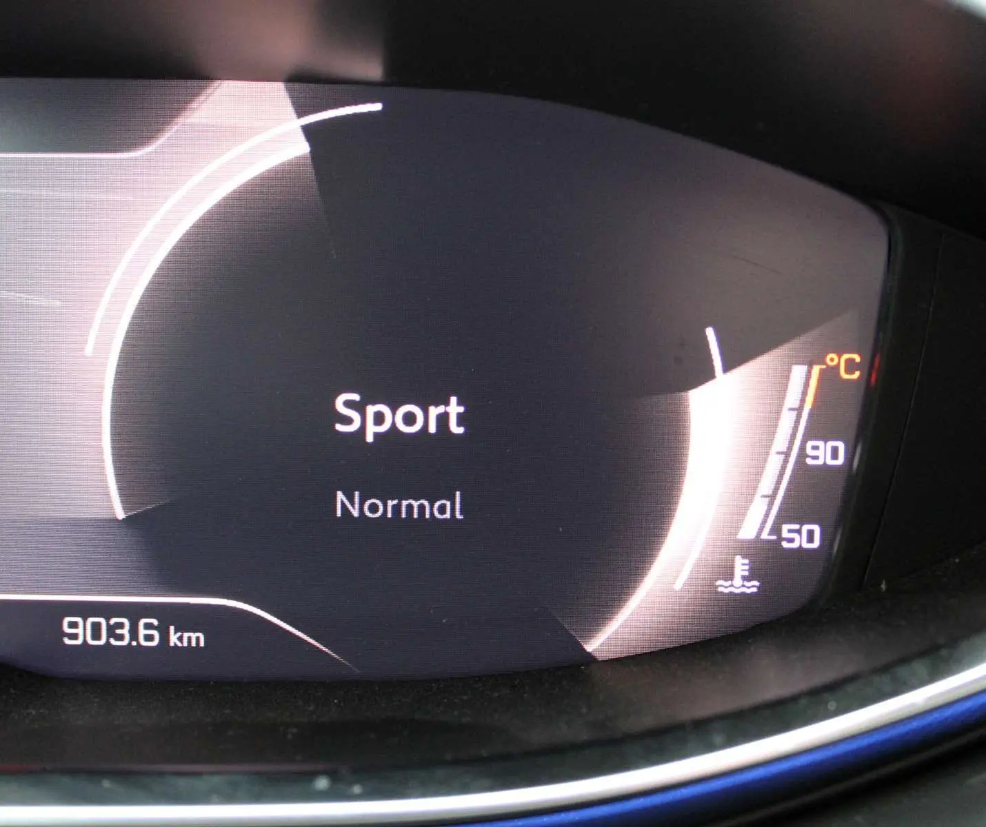 Affichage numérique du tableau de bord Peugeot 3008 2025 montrant le mode Sport et la température moteur, intérieur noir.