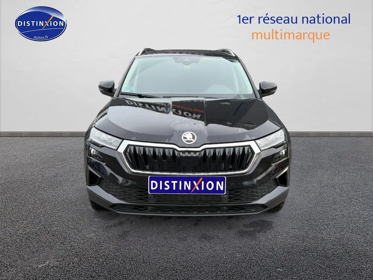 Vue avant d'un Skoda Karoq noir 2025 avec calandre chromée et phares LED distinctifs.