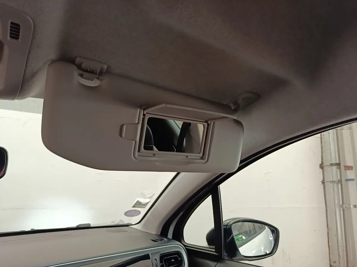 Vue intérieure du pare-soleil côté conducteur avec miroir intégré sur Citroën C3 blanc, version 2019.