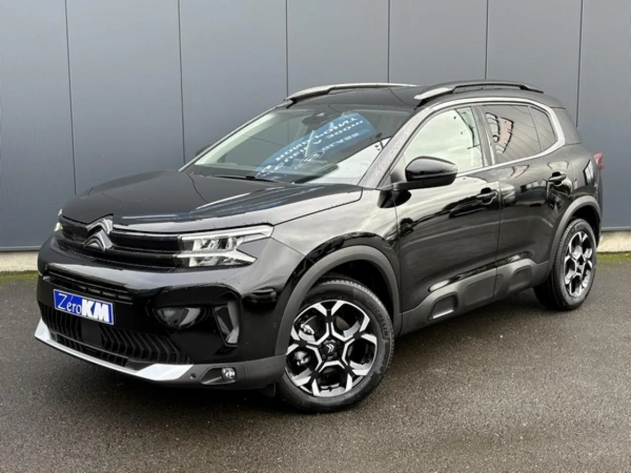 Citroën C5 Aircross Hybrid noir Perla vue 3/4 avant droit avec jantes alliage et barres de toit noires.