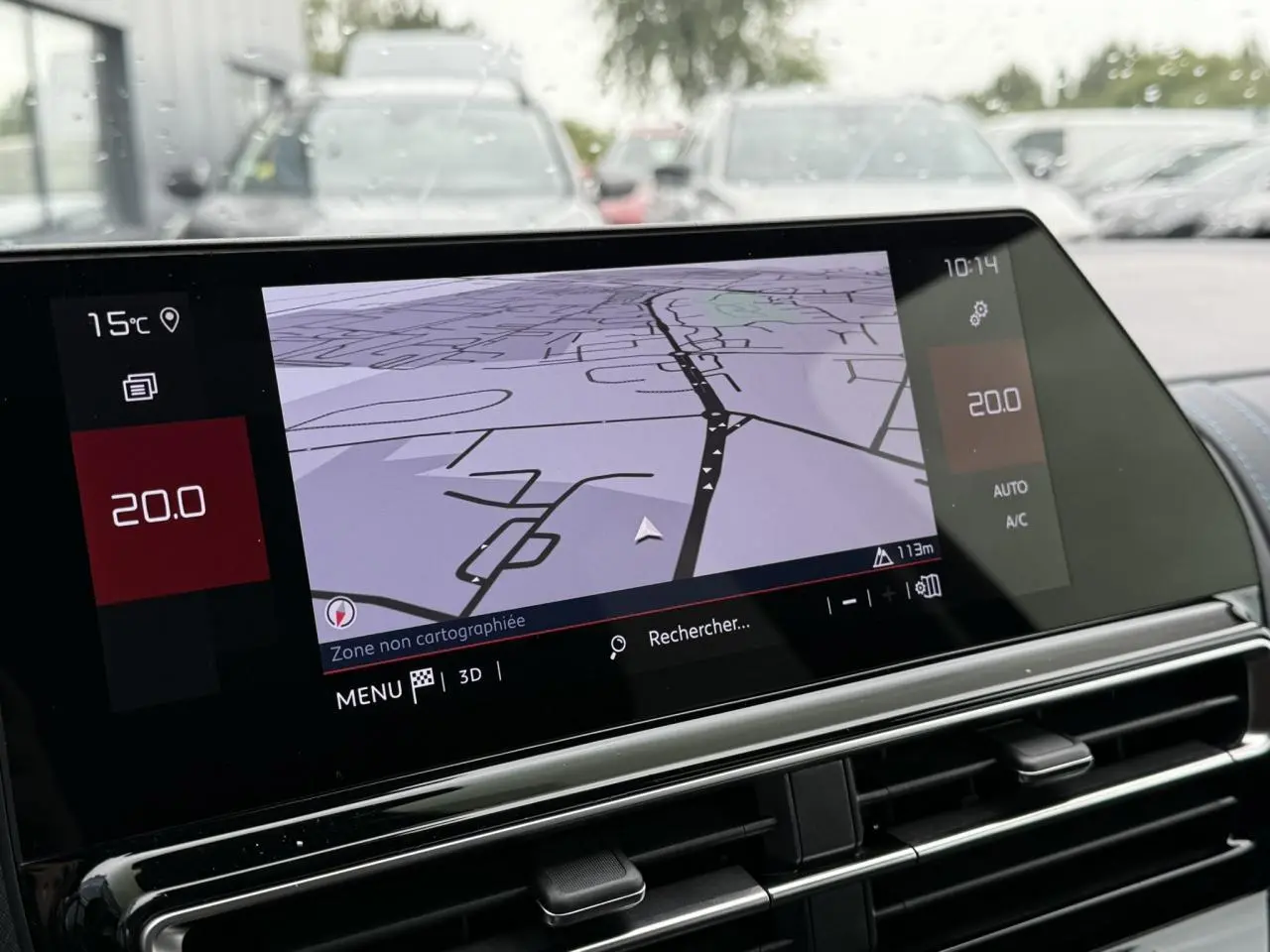 Écran tactile GPS 10 pouces du Citroën C5 Aircross Hybrid 2025, affichant une carte et la température intérieure.
