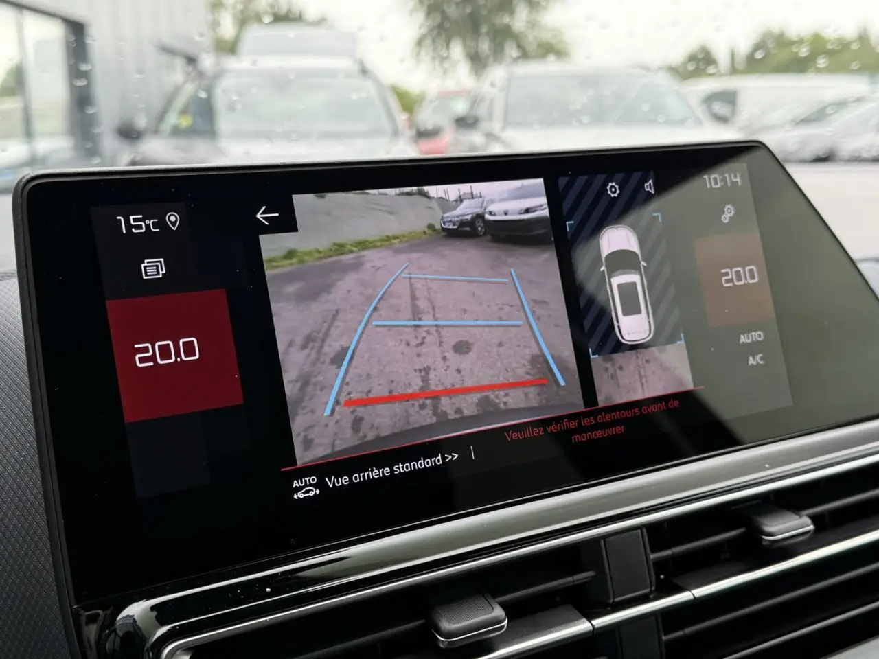 Écran tactile du tableau de bord du Citroën C5 Aircross Hybrid noir montrant la caméra de recul et la température intérieure.