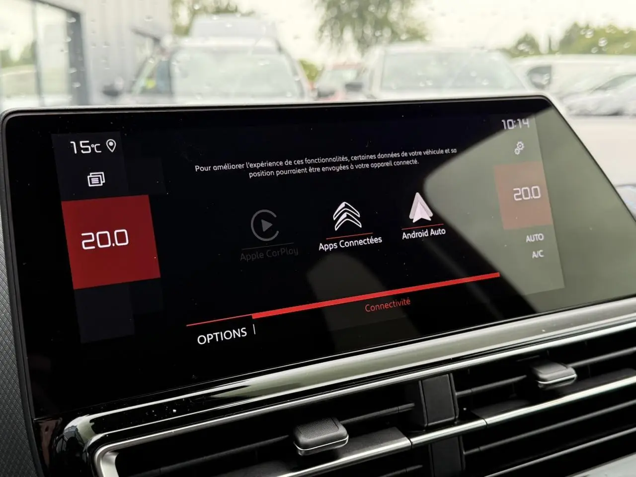 Écran tactile 10 pouces du tableau de bord du Citroën C5 Aircross Hybrid noir, affichant les options connectivité et température.