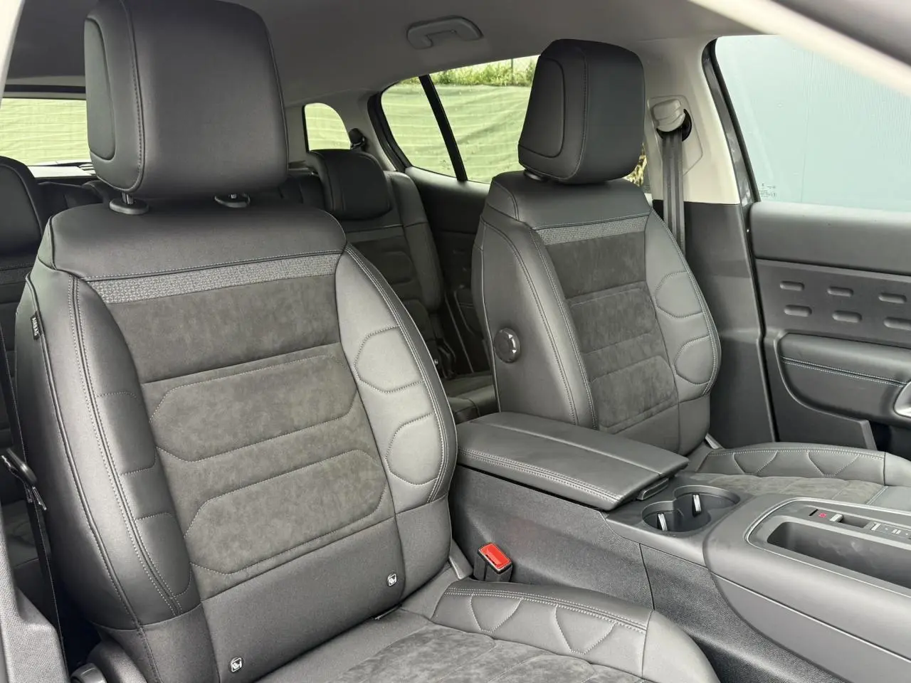 Intérieur avant du Citroën C5 Aircross Hybrid noir Perla, sièges Urban Black en Alcantara et cuir noir, console centrale visible.