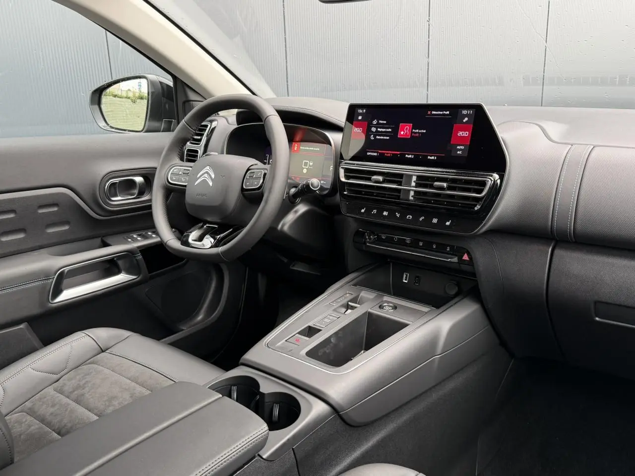 Intérieur avant droit du Citroën C5 Aircross Hybrid noir avec tableau de bord numérique et écran tactile 10 pouces.