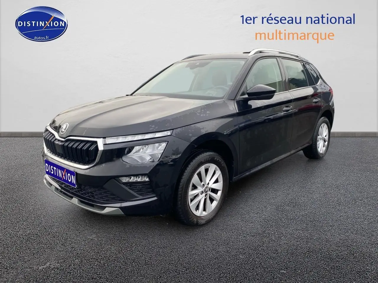 SKODA KAMIQ noir vue 3/4 avant droit avec calandre chromée et jantes alu sur fond neutre.