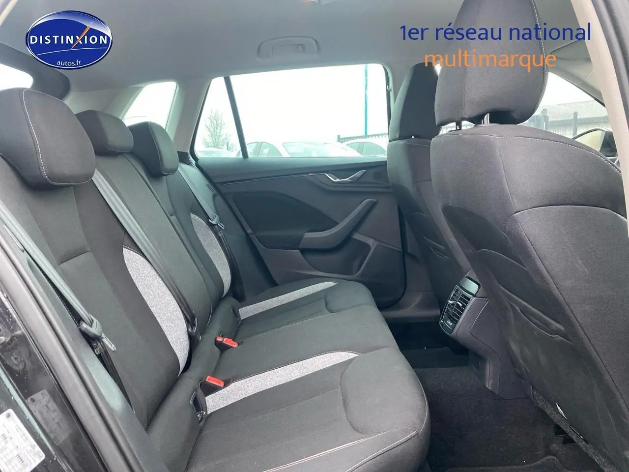 Vue intérieure côté gauche montrant la banquette arrière noire et grise du Skoda Kamiq 2025.