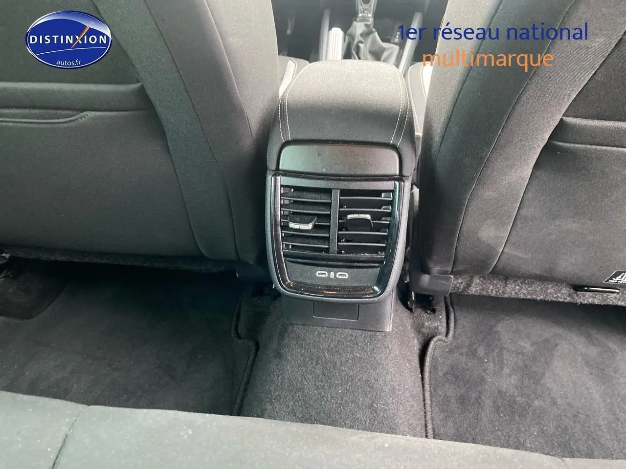 Vue intérieure arrière centrée sur la console centrale noire avec aérateurs du Skoda Kamiq 2025 noir.