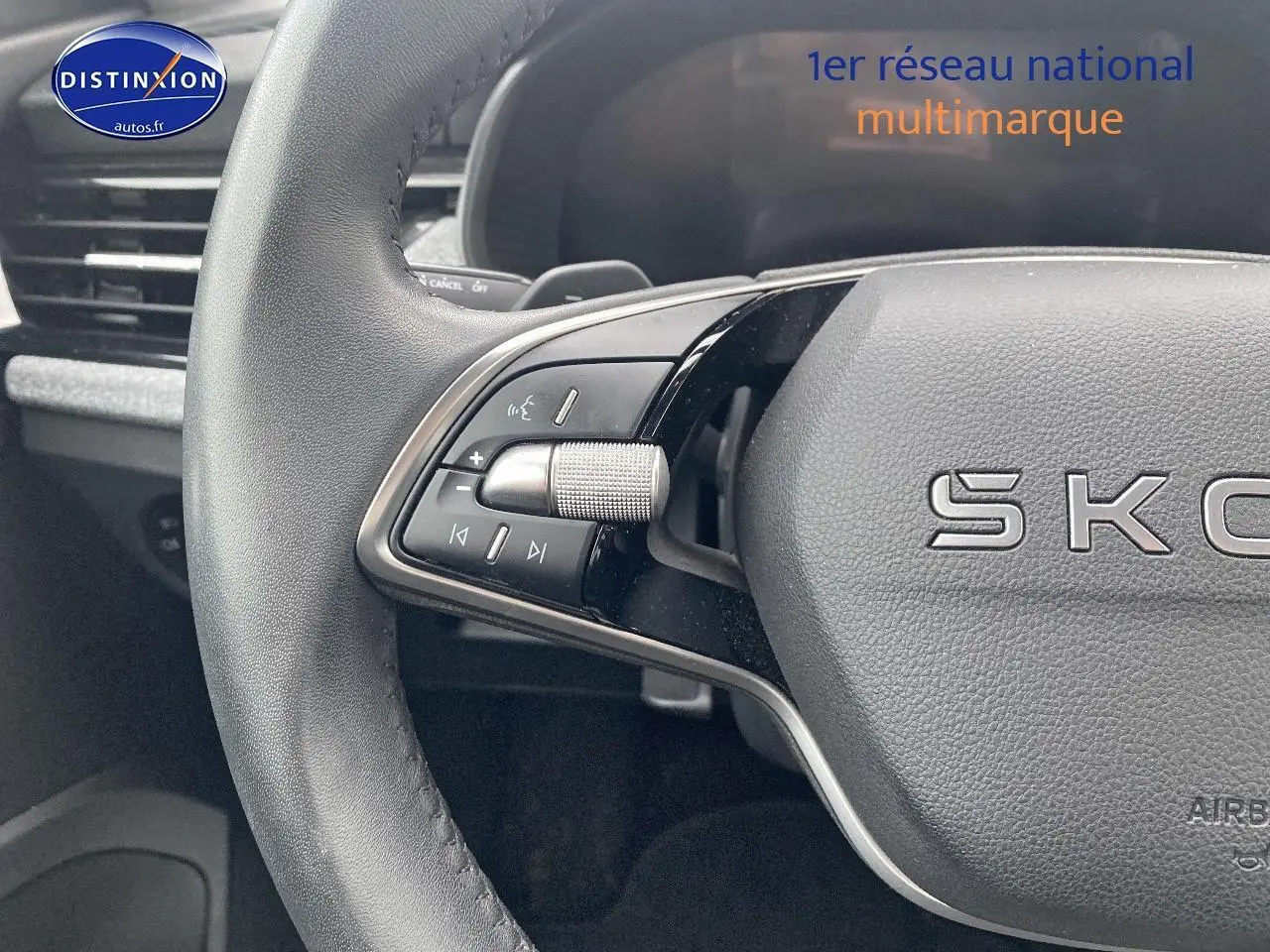Gros plan sur le volant cuir noir multifonction du Skoda Kamiq 2025 avec commandes audio intégrées.