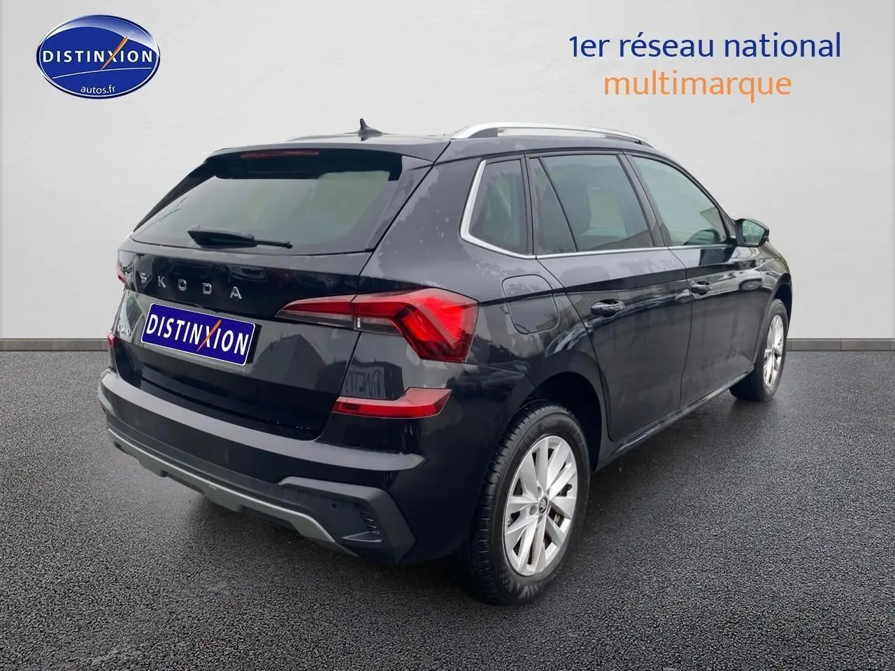 Vue 3/4 arrière droite d'un Skoda Kamiq noir 2025 avec barres de toit et feux arrière LED distinctifs.