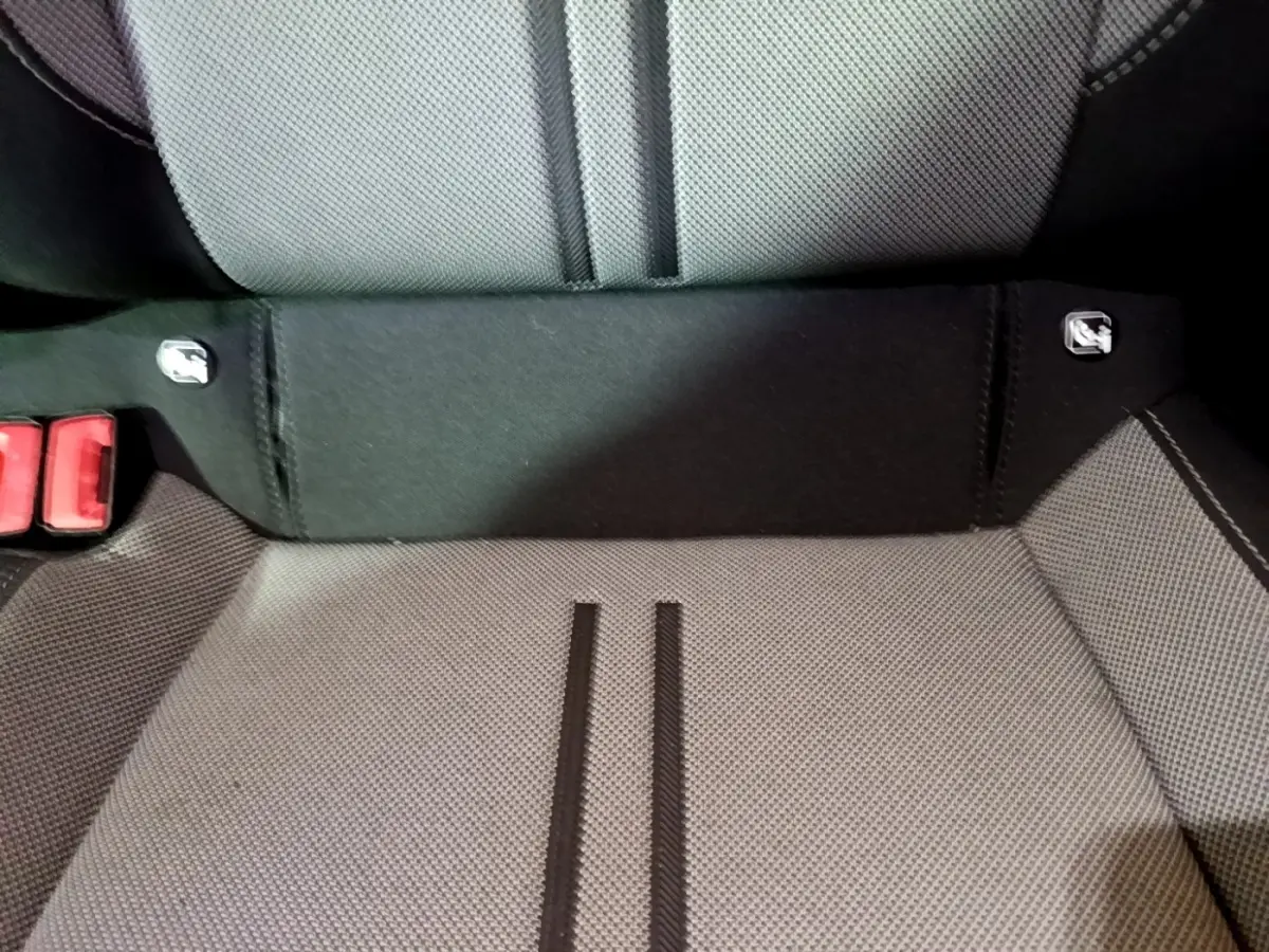 Gros plan sur la banquette arrière grise et noire du SEAT LEON 2022 avec attaches Isofix visibles.