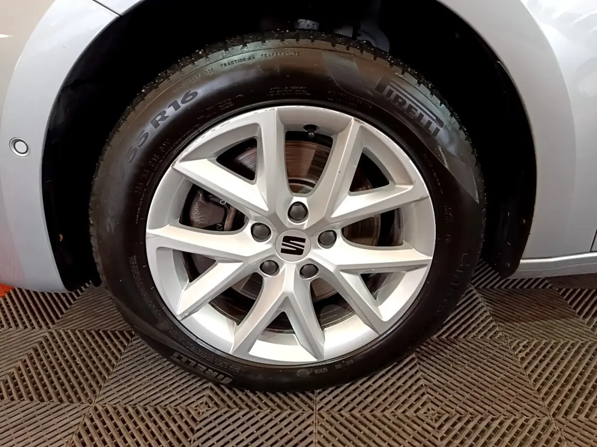 Gros plan sur la roue avant droite d'une SEAT LEON gris foncé avec jante alliage 16 pouces et pneu Pirelli.