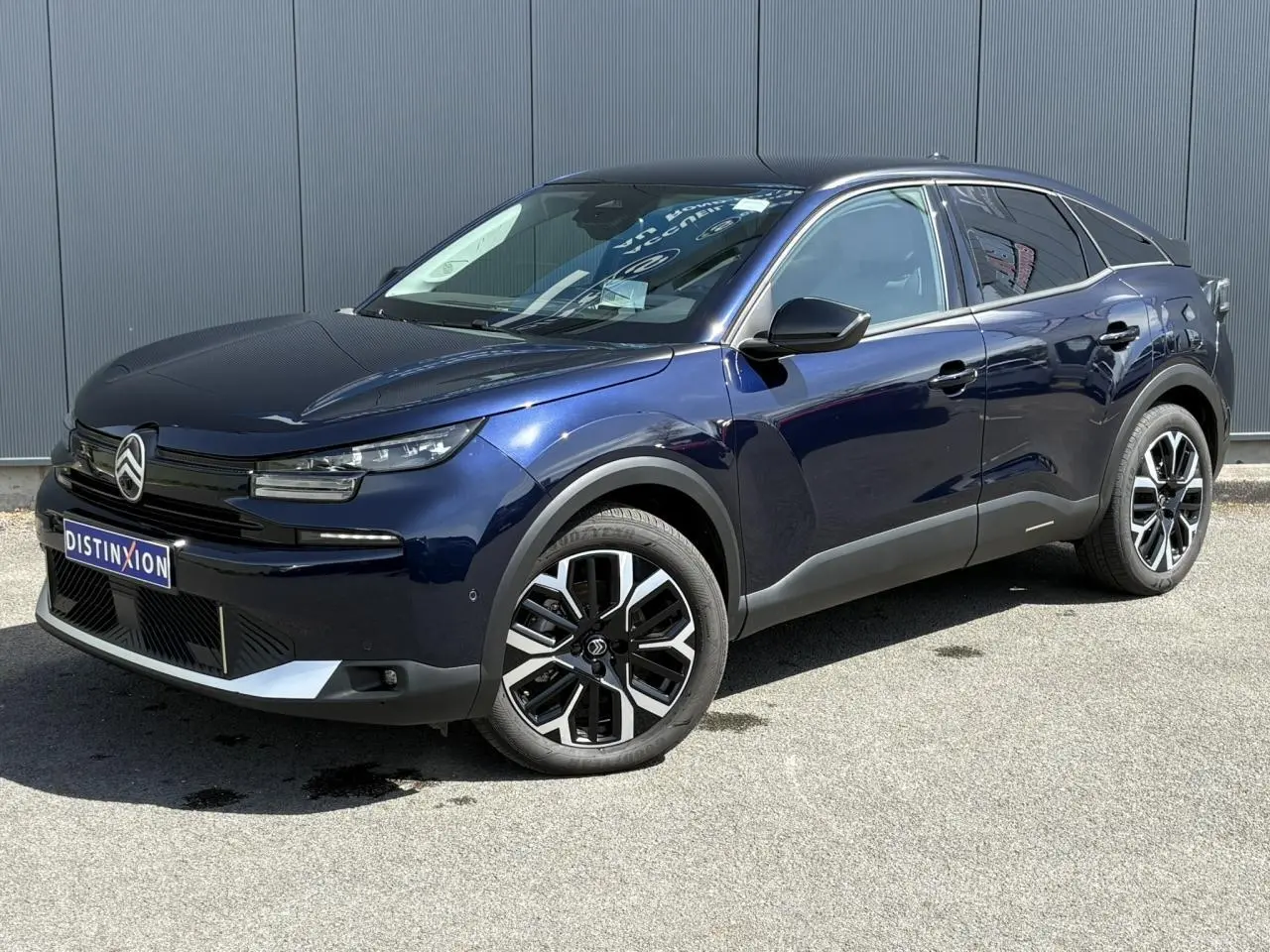 Citroën C4 Hybrid bleu Eclipse vue 3/4 avant droit avec jantes alliage et calandre noire brillante.