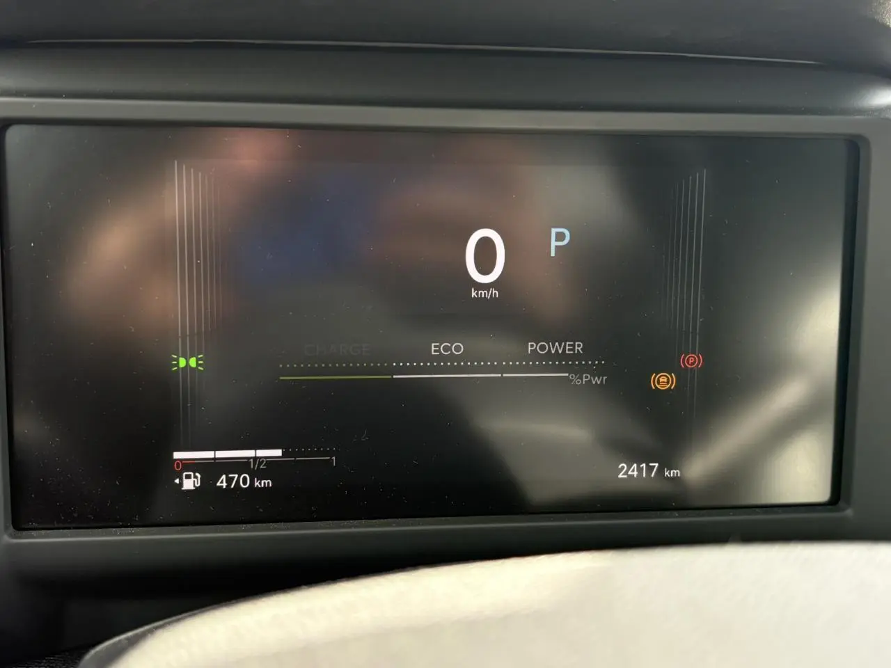 Affichage numérique du tableau de bord de la Citroën C4 Hybrid 145, montrant la vitesse à 0 km/h et l'autonomie restante.