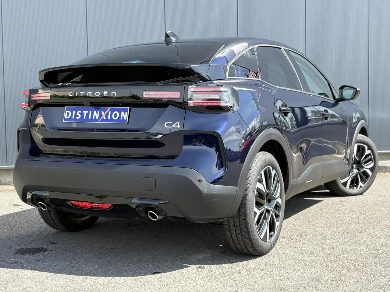 Vue 3/4 arrière droite d'une Citroën C4 bleu Eclipse avec feux LED et jantes alliage 18 pouces.