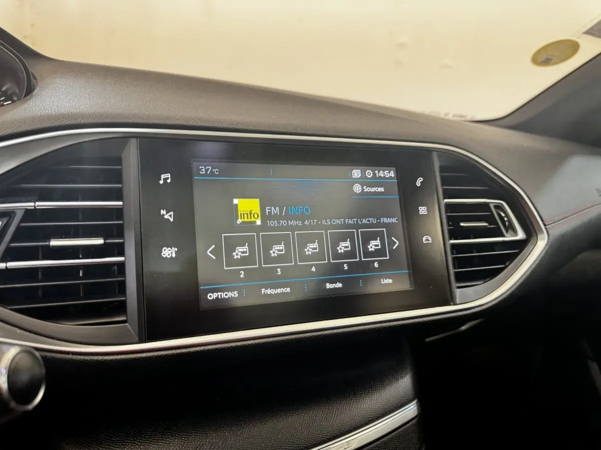 Écran tactile central 9,7 pouces affichant la radio dans l’habitacle noir de la Peugeot 308 GT Line 2018.