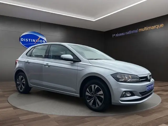 Volkswagen Polo VI Lounge Business gris vue 3/4 avant droit en intérieur avec jantes alliage et calandre noire.