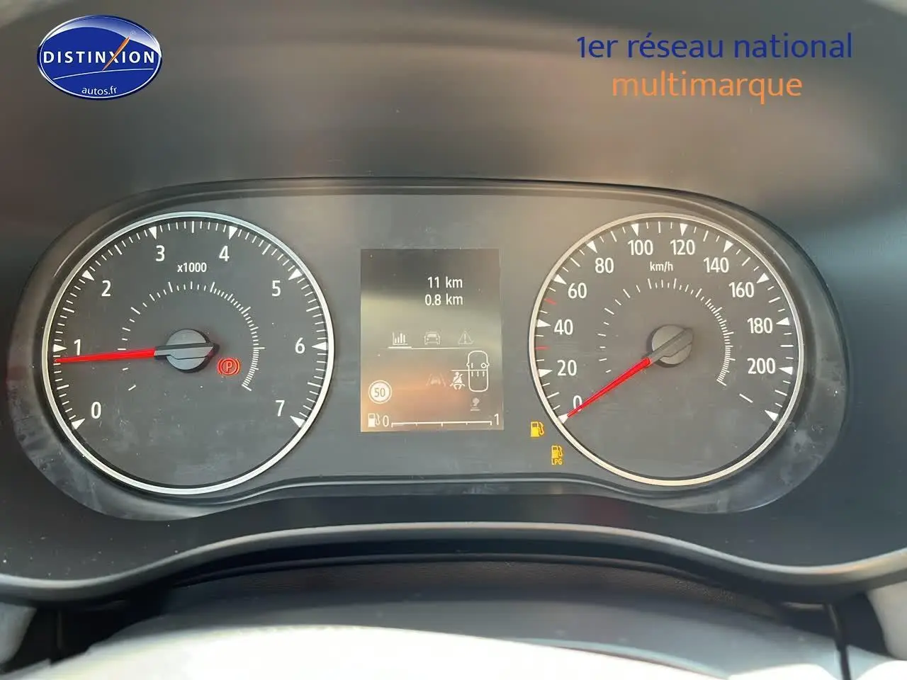 Tableau de bord de Dacia Sandero 2025 montrant compte-tours, vitesse et écran central avec alertes et indicateurs.