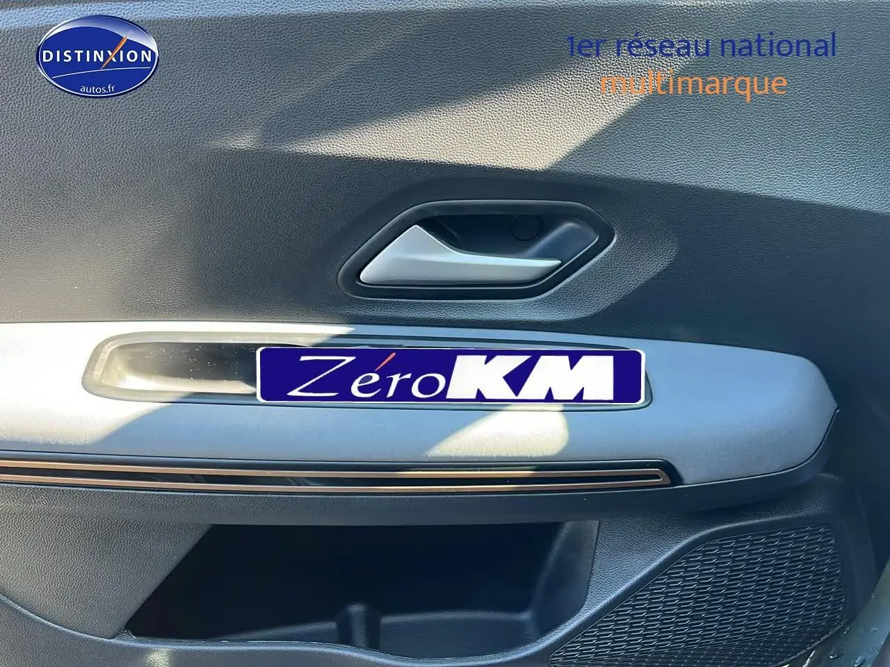 Poignée intérieure côté droit de la porte avant d'une Dacia Sandero 2025, finition Stepway Extreme, avec insert gris clair.