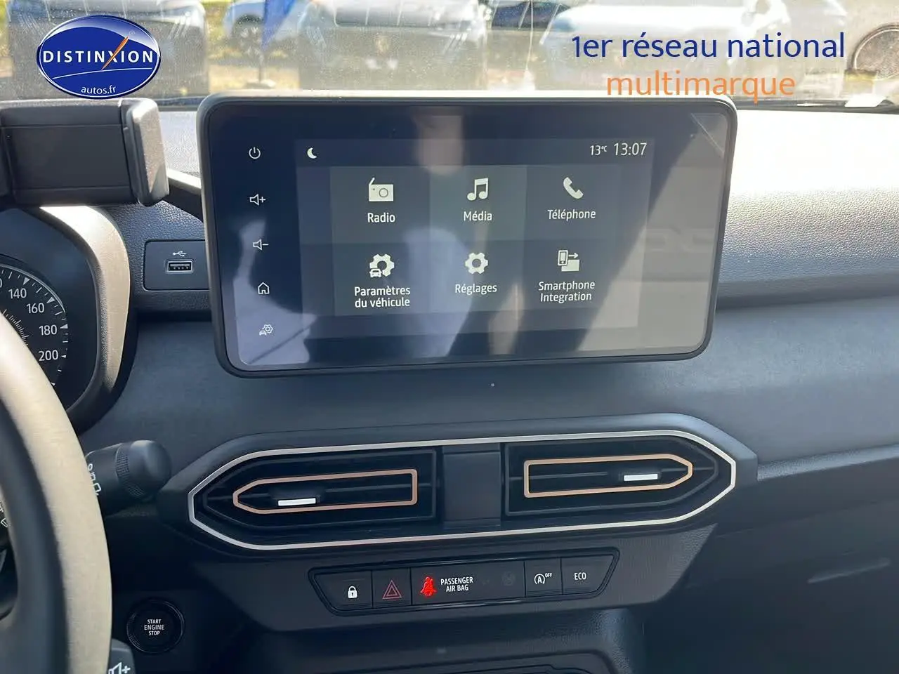 Tableau de bord de Dacia Sandero 2025 avec écran tactile et aérateurs stylisés vus de face côté conducteur.