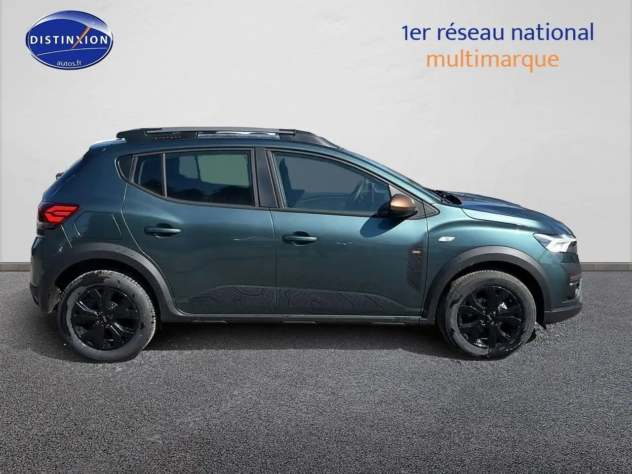 Profil latéral droit d'une Dacia Sandero Stepway 2025 vert cèdre avec jantes noires et barres de toit.