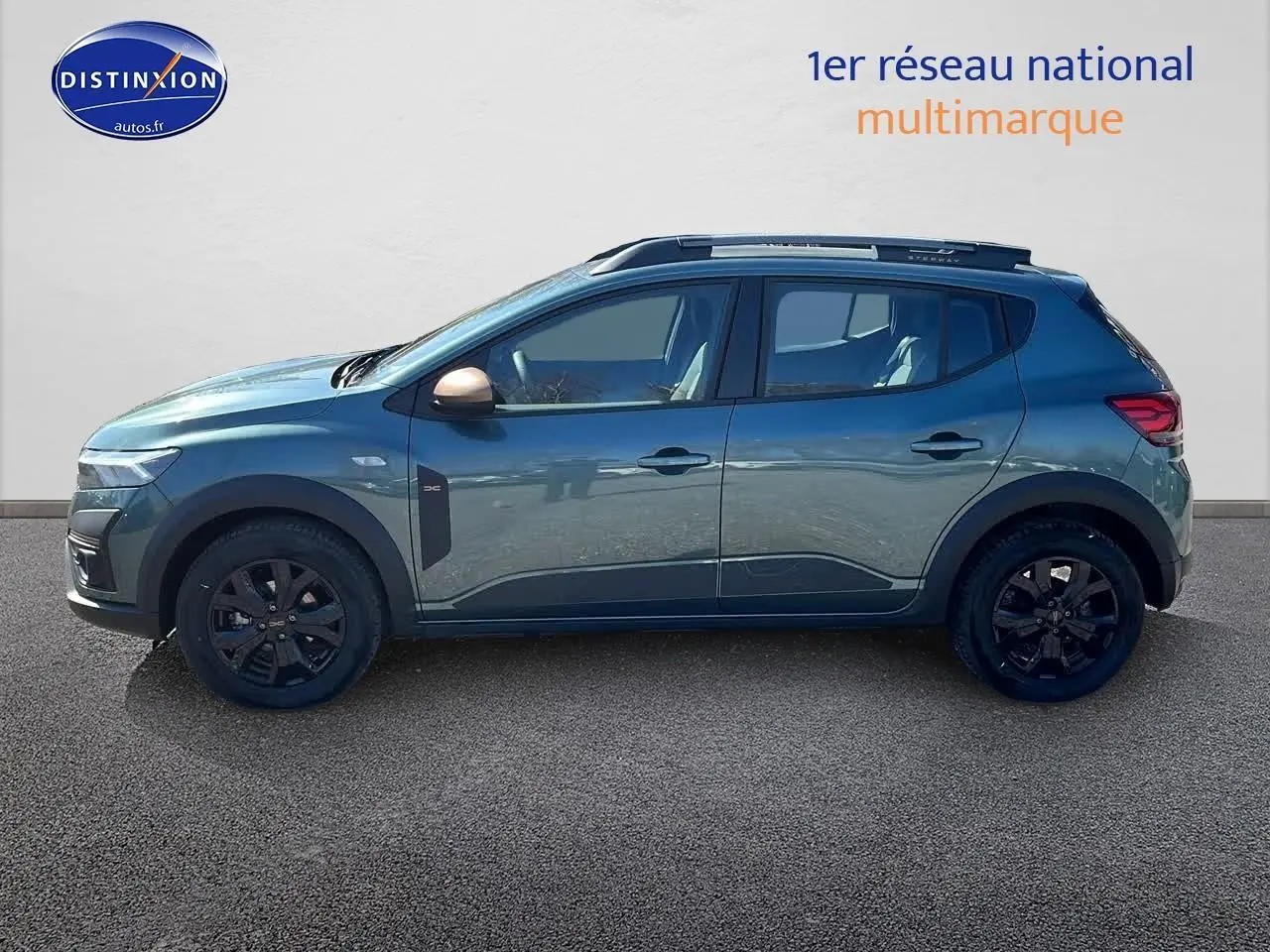 Profil côté gauche d'une Dacia Sandero 2025 vert cèdre avec barres de toit et jantes noires.