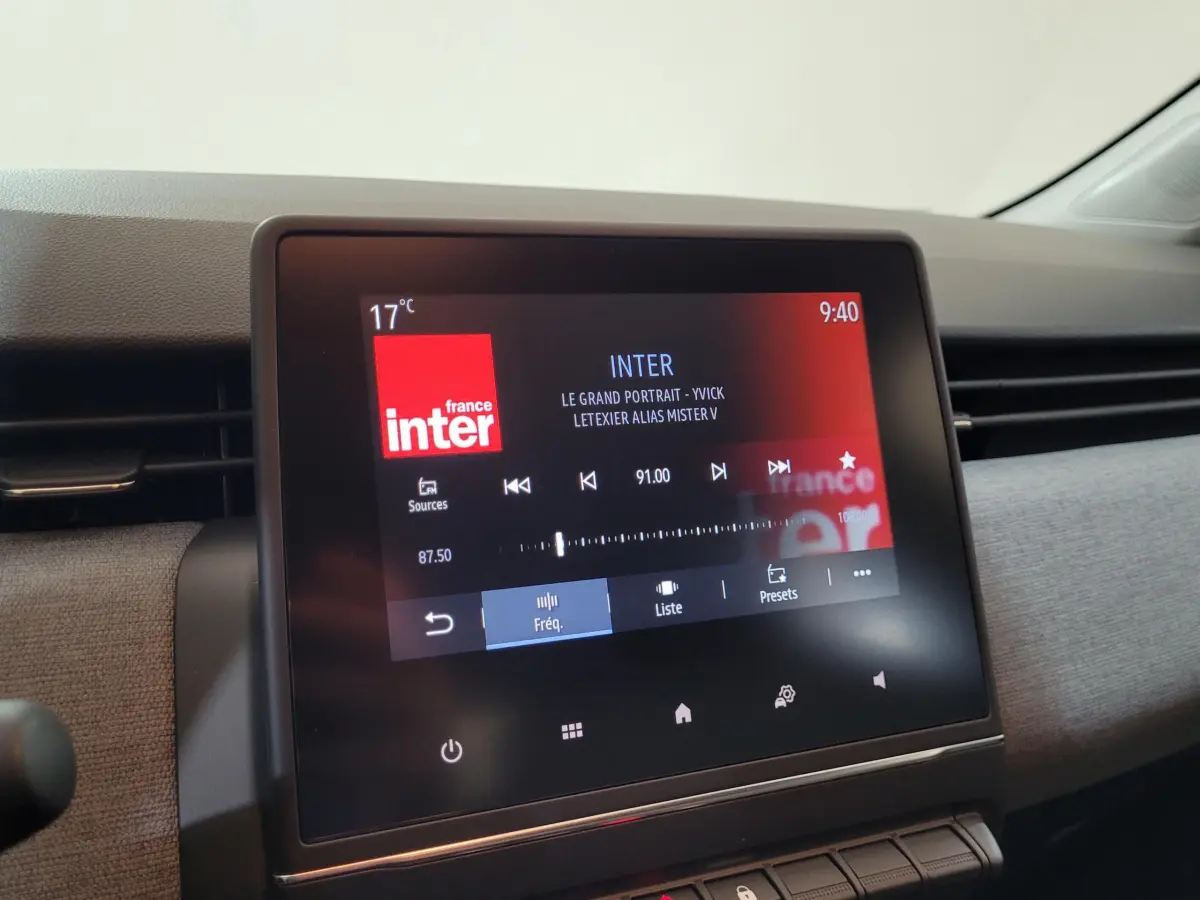 Écran tactile central de la Renault Clio bleu Evolution, affichant la radio France Inter à 9h40.