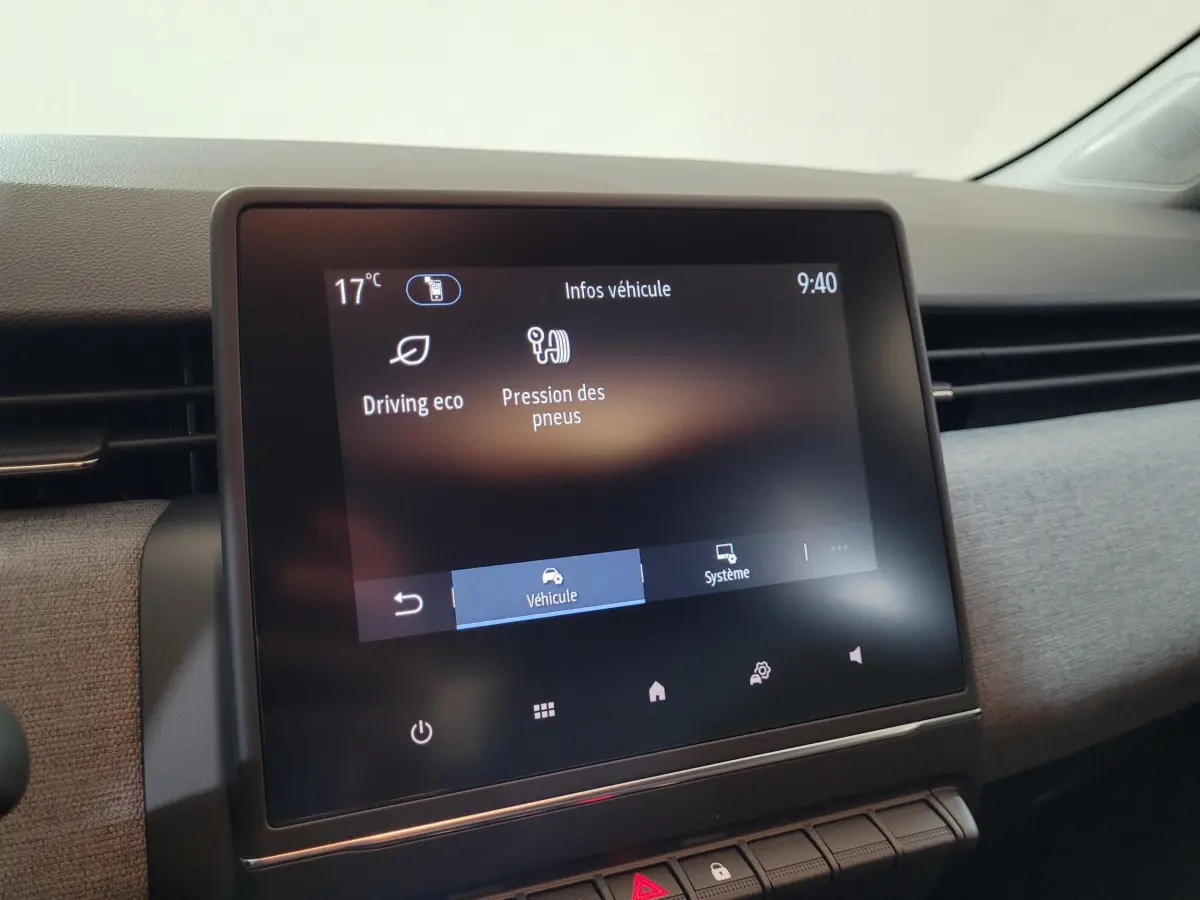Écran tactile central affichant les infos véhicule dans l’habitacle de la Renault Clio Evolution Blue dCi 100 2025.