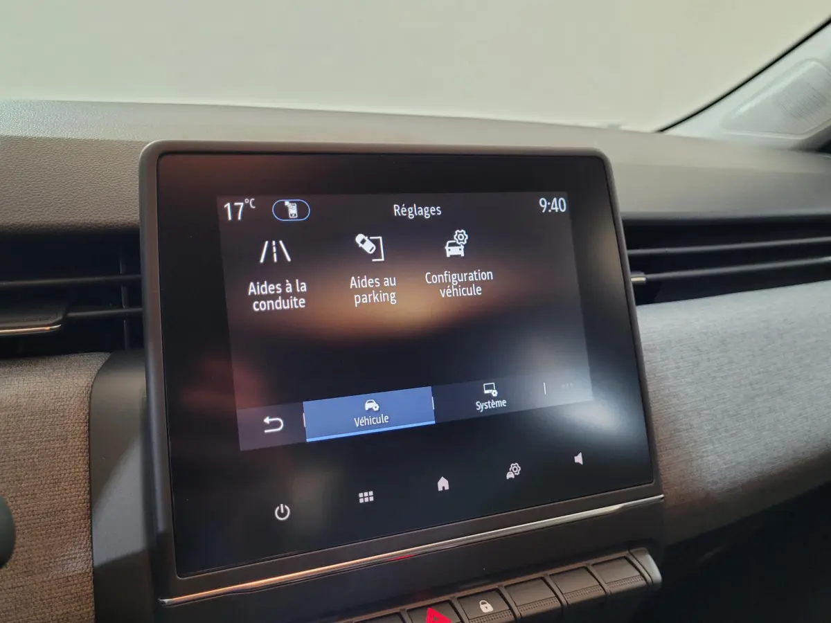 Écran tactile central de 17,8 cm affichant les réglages d’aides à la conduite dans l’habitacle d’une Renault Clio bleu.