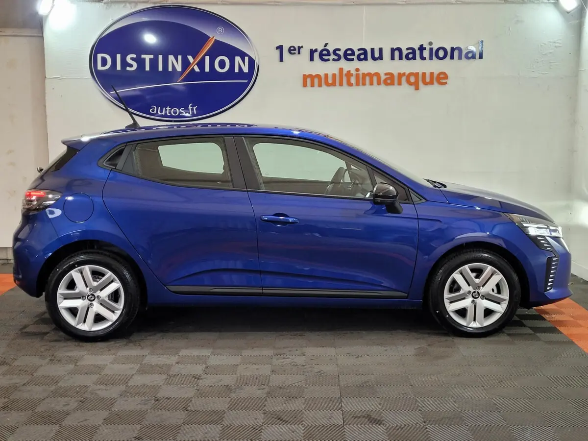 Profil latéral droit d'une Renault Clio Evolution Blue dCi 100 bleu, avec jantes alliage et feux LED visibles.