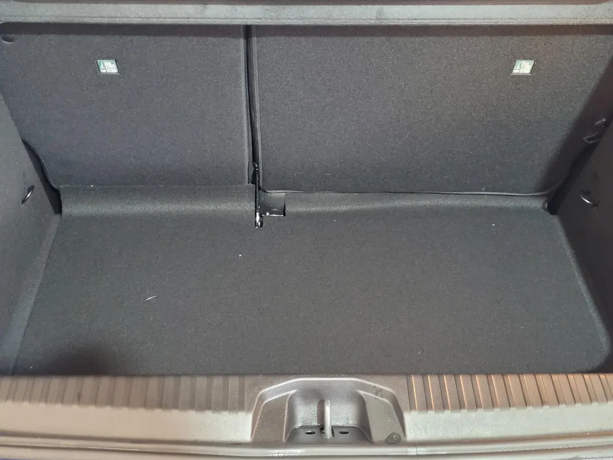 Coffre vide de Renault Clio Evolution Blue dCi 100 2025, vue intérieure arrière avec banquette rabattue.