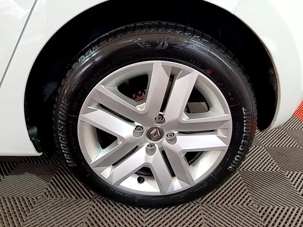 Gros plan sur la roue avant droite de la Renault Clio Business blanche avec jante alliage et pneu Bridgestone.