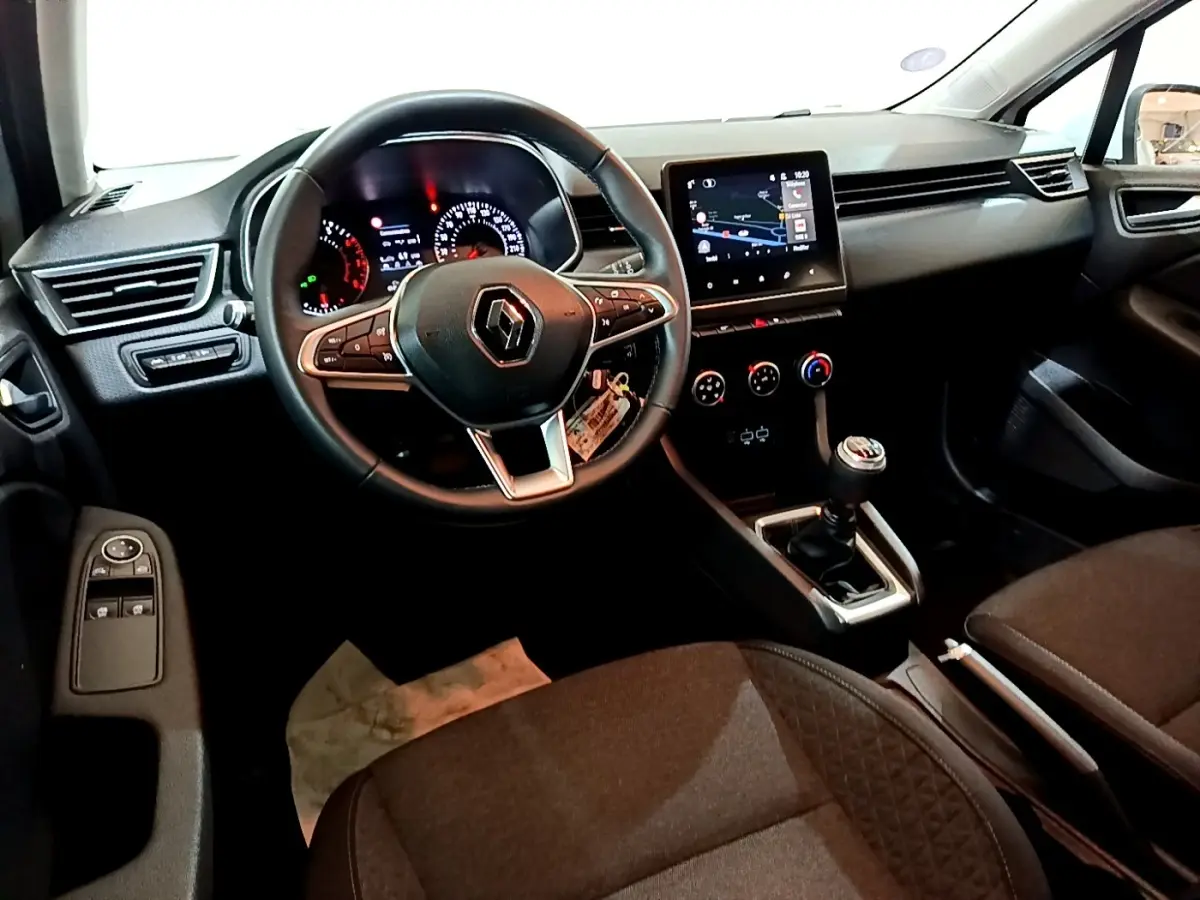 Vue intérieure avant droite du tableau de bord et volant cuir noir de la Renault Clio Business SCe 65 de 2021.