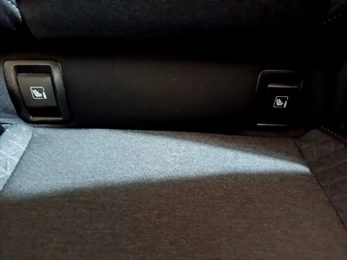 Détail des fixations Isofix sur la banquette arrière de la Renault Clio Business blanche de 2021.