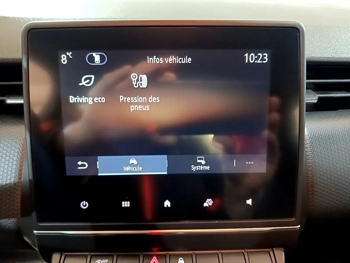 Écran tactile central de la Renault Clio Business blanc 2021 affichant les infos véhicule et pression des pneus.