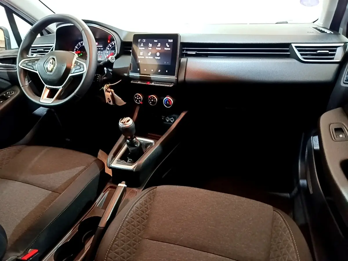 Intérieur de Renault Clio Business 2021 vu côté conducteur, tableau de bord moderne avec écran tactile et boîte manuelle.