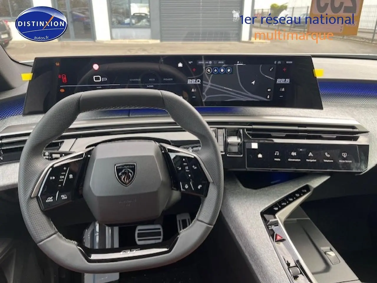 Vue intérieure centrée sur le volant et le tableau de bord numérique du Peugeot 3008 gris Artense 2025 hybride.