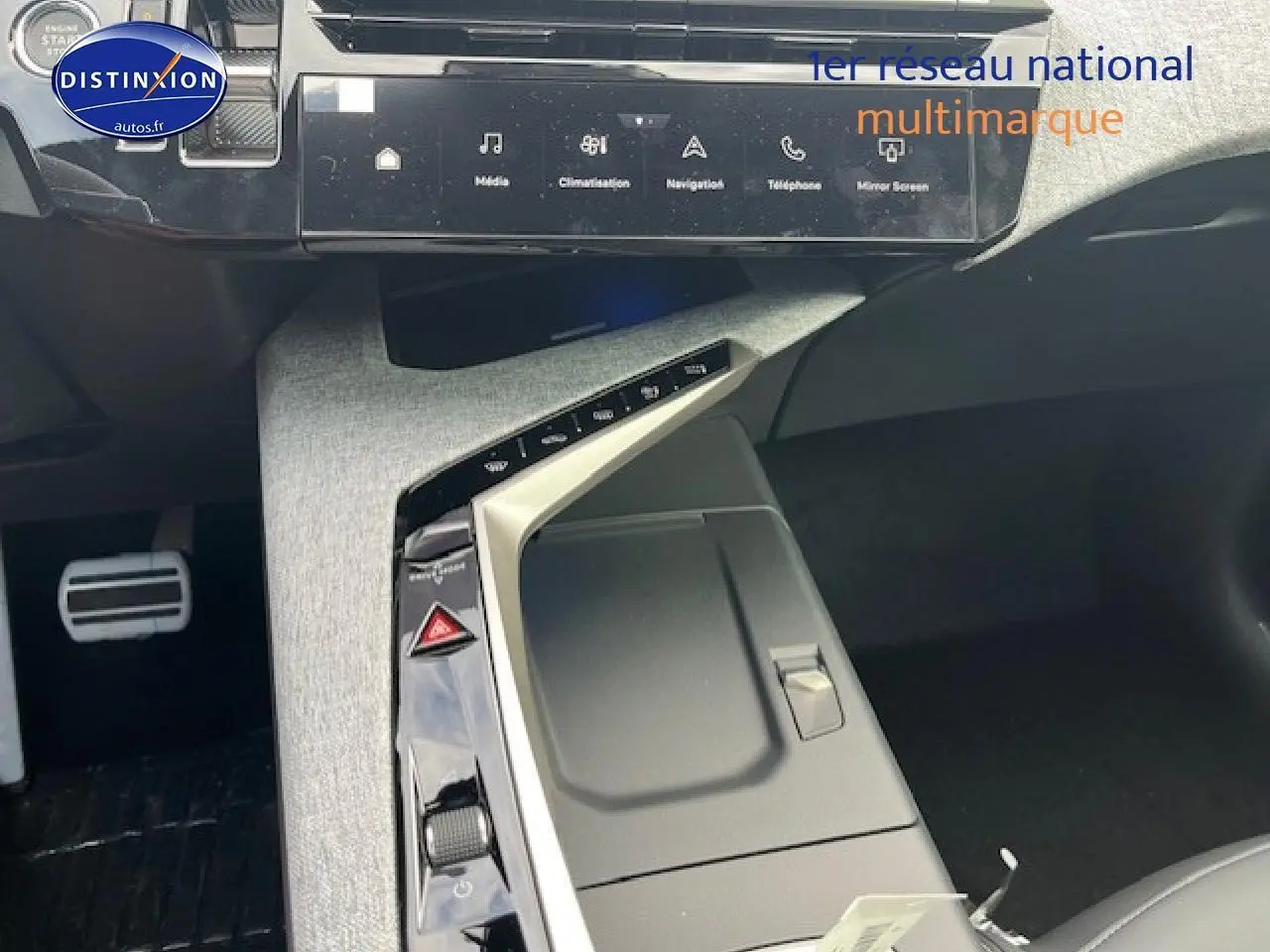 Vue intérieure centrée sur la console centrale et écran tactile du Peugeot 3008 gris Artense, version hybride 2025.