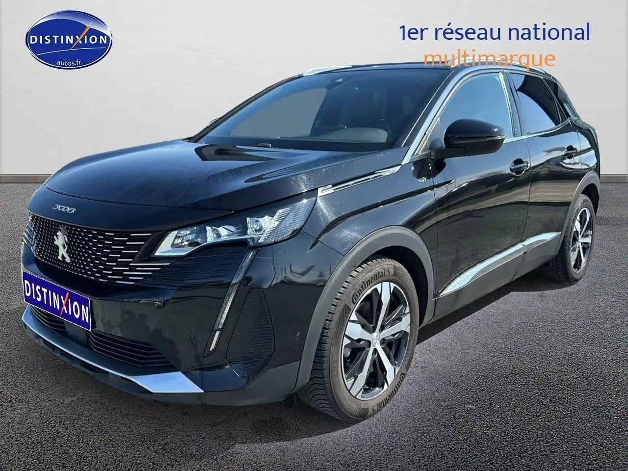 Peugeot 3008 noir métal vue 3/4 avant droit avec calandre distinctive et jantes alliage modernes.