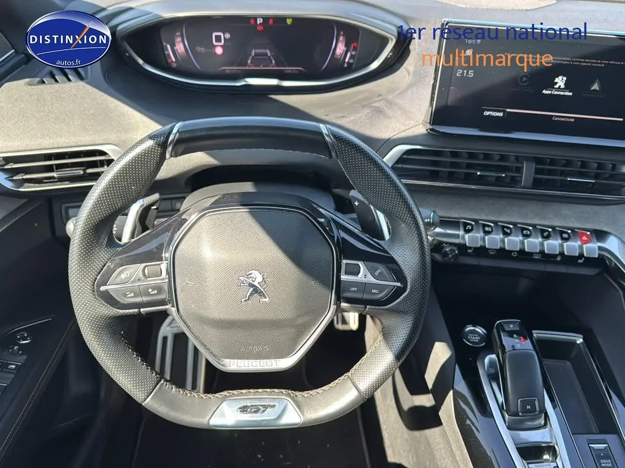 Vue rapprochée du volant cuir GT et tableau de bord numérique du Peugeot 3008 noir métal 2022.