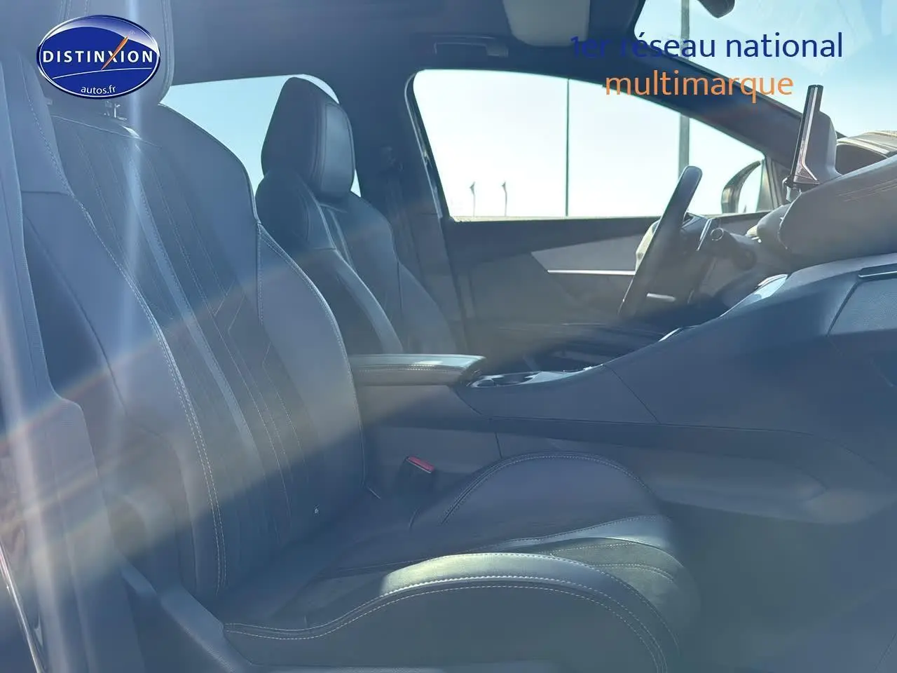 Intérieur noir cuir du Peugeot 3008 2022, vue côté gauche sur sièges avant et tableau de bord moderne.